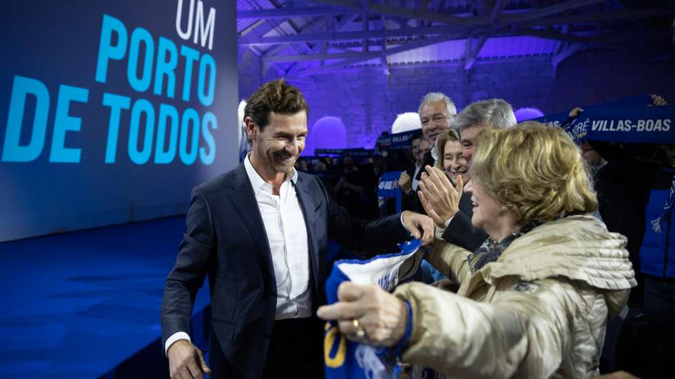 André Villas-Boas começou discurso de apresentação a recordar uma frase de José Maria Pedroto com a viúva, Cecília, na primeira fila dos presentes na Alfândega do Porto