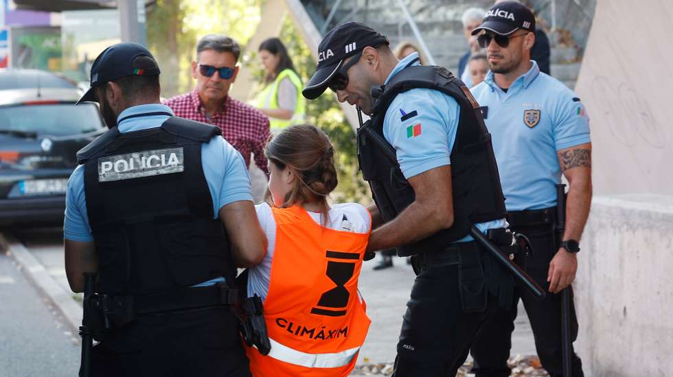 Ativistas que invadiram aeroporto municipal em Tires presentes ao Tribunal de Cascais