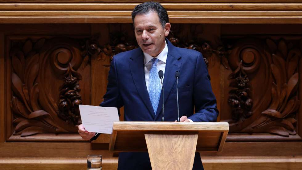 "Já falei sobre esse tema. Neste momento, há um inquérito que está em curso e temos de aguardar o seu desenvolvimento", disse Montenegro