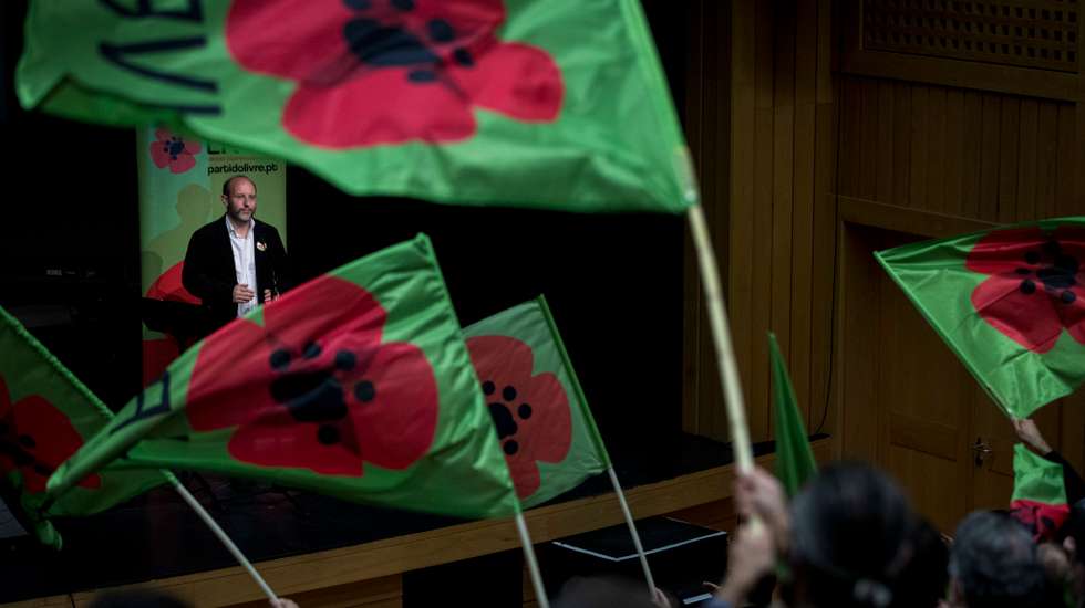 "Nestes tempos difíceis em que a liberdade e a democracia estão em risco, sabemos que é importante fomentar por todas as formas os pilares do nosso sistema democrático", justificou a líder parlamentar