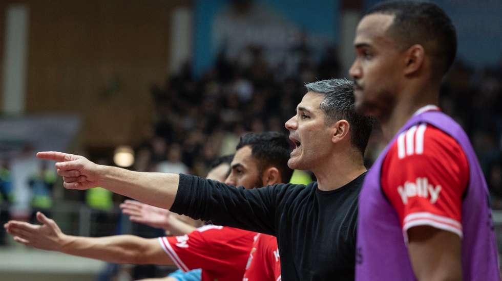 Interrupção de jogada de ataque do Benfica a menos de 90 segundos do final por Taynan gerou grande confusão entre bancos na final da Taça da Liga de futsal e Mário Silva não poupou críticas ao sucedido
