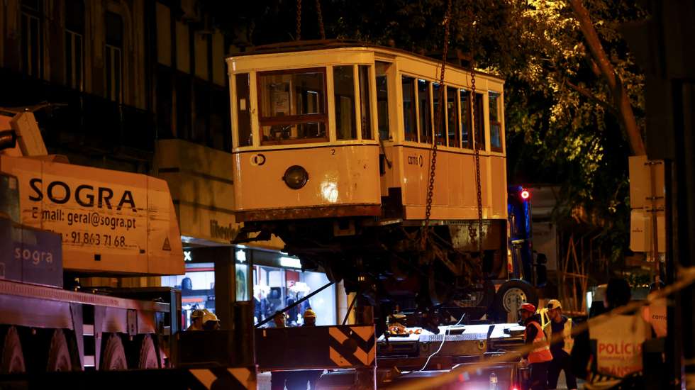 Retirada da carruagem do elevador da Glória 5-09-2025
