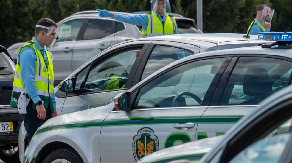 Carro da GNR acompanhado de três guardas