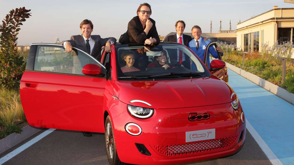 O lançamento do novo 500 eléctrico na série especial RED levou até Turim o cantor Bono. Aqui, o vocalista dos U2 ao centro do Fiat que se veste de vermelho para "proteger o planeta e a sua gente", juntamente com Olivier François, CEO da Fiat; Ginevra Elkann, chairwoman da Pinacoteca Agnelli; Jennifer Lotito, presidente da RED; John Elkann, chairman da Stellantis, e Lapo Elkann