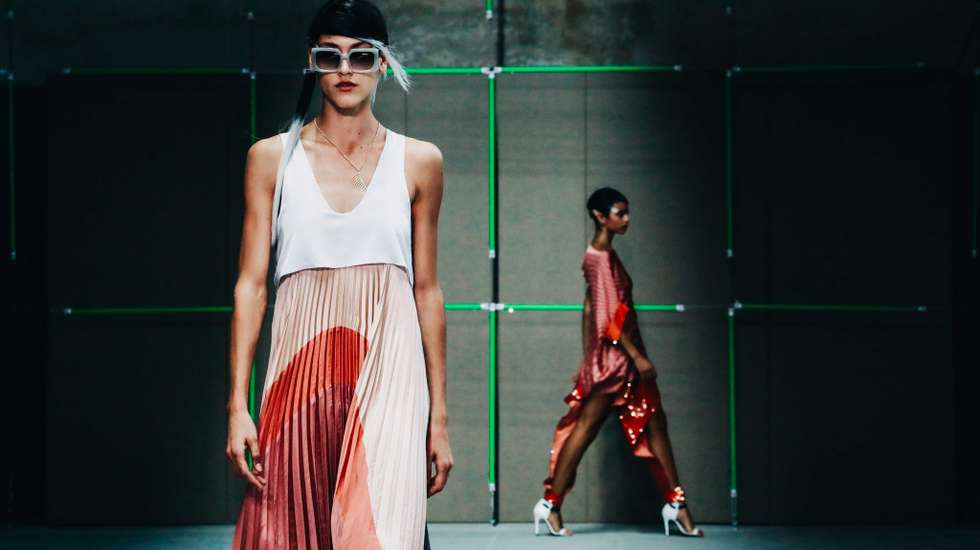 Uma imagem do desfile de Luís Buchinho, na ModaLisboa do passado mês de outubro, com as propostas para a primavera/verão 2023