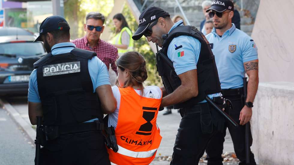 Ativistas que invadiram aeroporto municipal em Tires presentes ao Tribunal de Cascais