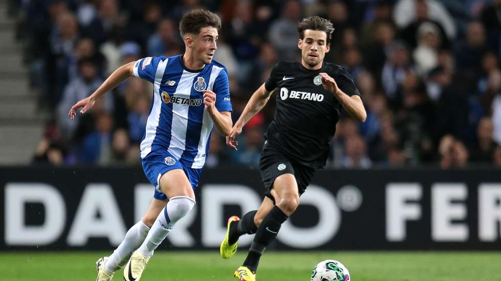 O jovem lateral foi titular na ausência de João Mário, lesionado, e Jorge Sánchez, afastado do plantel