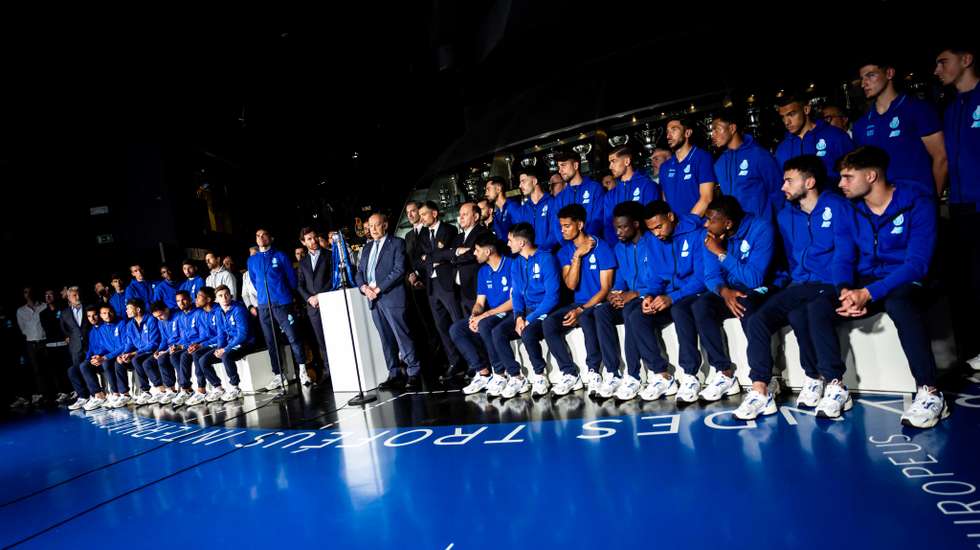 Plantel do FC Porto foi esta segunda-feira deixar a Taça de Portugal no Museu do clube, numa cerimónia que contou com Pinto da Costa e André Villas-Boas