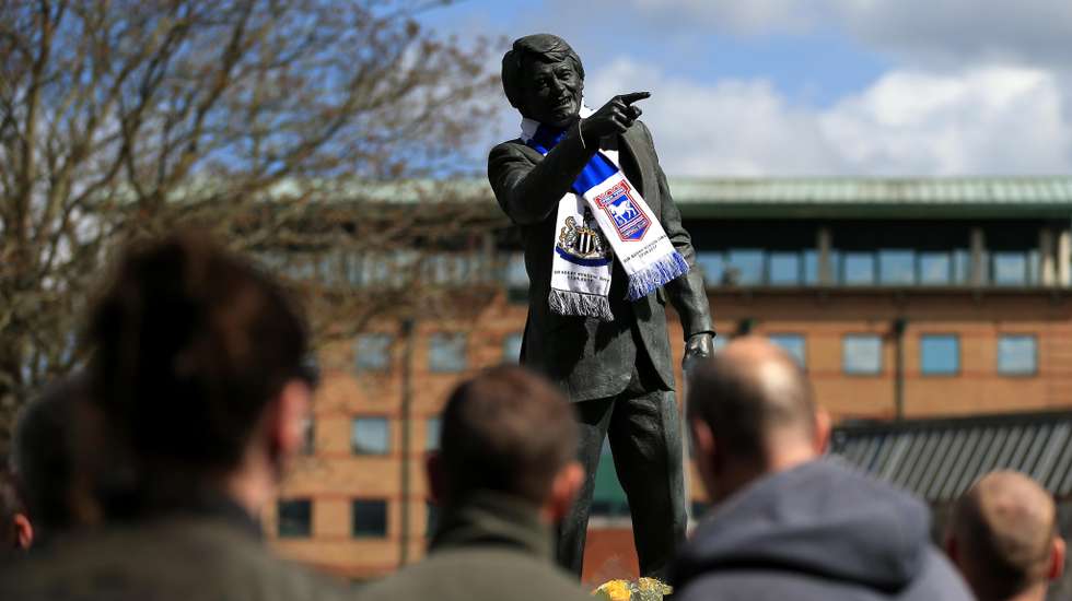 A estátua do antigo treinador de Sporting e FC Porto está mesmo em frente à entrada principal do estádio