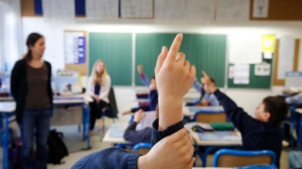 aluno levanta braço na escola