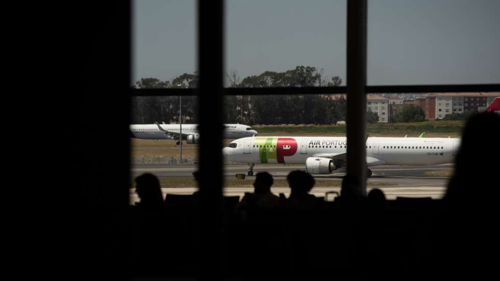 O incidente ,terá levado outro voo a abortar a aterragem no Aeroporto Humberto Delgado, de forma a permitir a conclusão das buscas pelos auscultadores