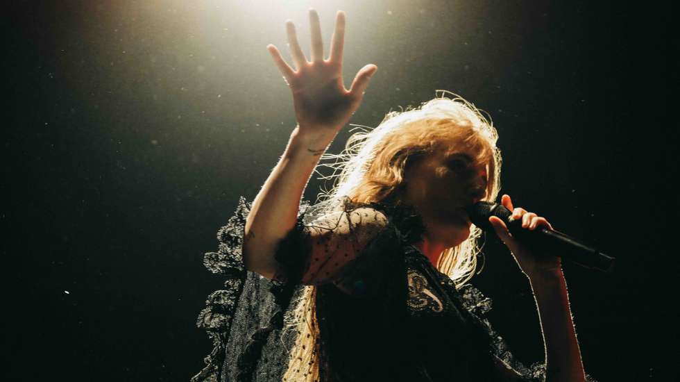 Florence Welch, entre a hipnose e as regras do estrelato pop, saída há poucos dias de uma cirurgia, ocupando como habitualmente o palco na sua plenitude