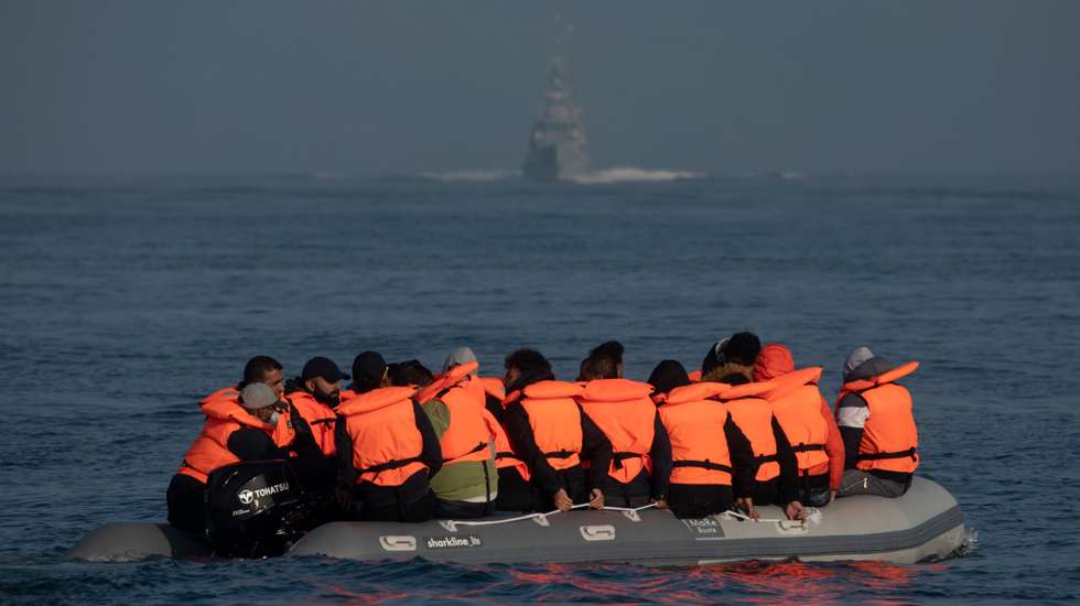 Migrantes atravessam ilegalmente o canal da mancha