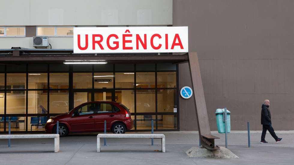 As autoridades de saúde apelam à população para, antes de se deslocar a uma urgência, contactar a Linha SNS24 (808 24 24 24) para receber orientação adequada