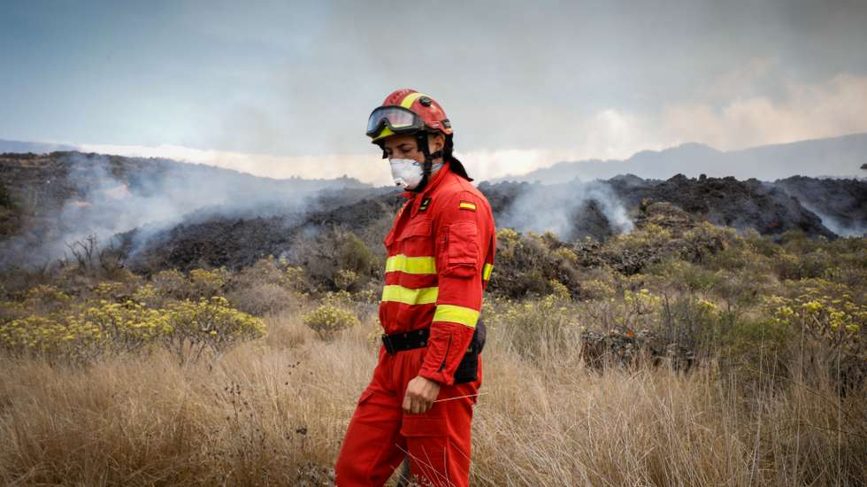 Bombeiro nos incêndios provocados pela erupção do Vulcão Cumbre Vieja, na ilha de La Palma, Espanha