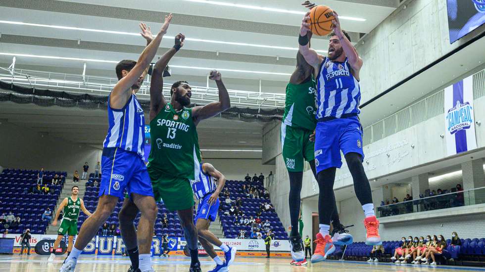 Porto e Sporting protagonizaram um jogo muito físico.