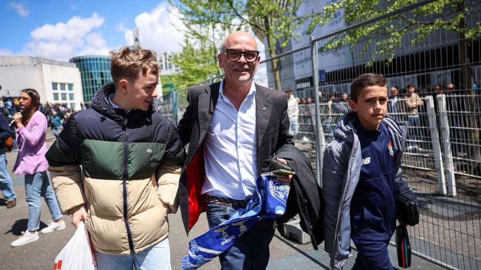Nuno Lobo chegou ao Estádio do Dragão acompanhado pelo filho mais novo, Miguel Maria (à esquerda)