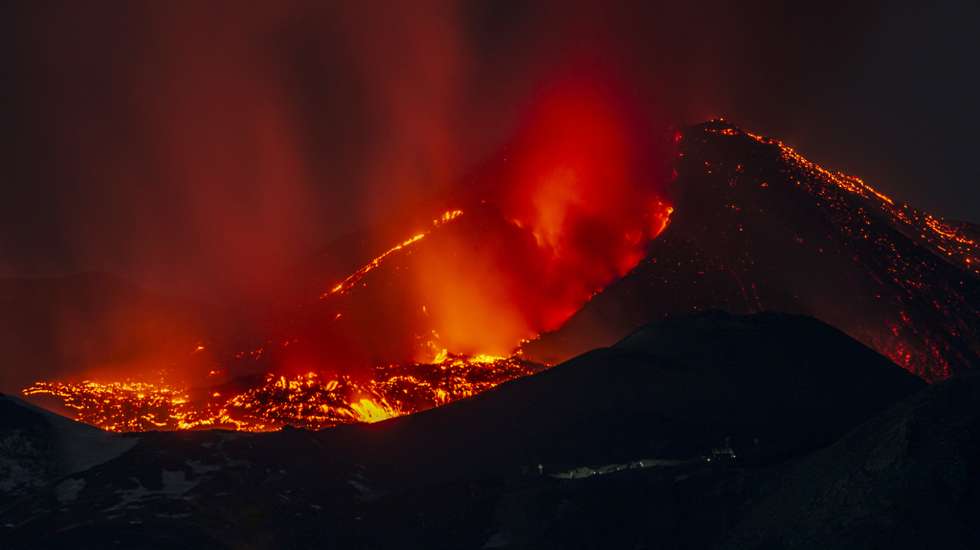 Vulcão Etna, em Itália, que entrou novamente em erupção na noite desta quinta-feira, lançando uma nuvem de fumo, cinzas e lava que atingiu os oito quilómetros