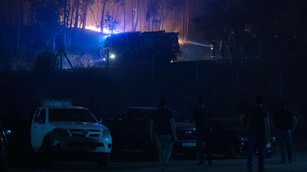 O Governo tinha decretado no domingo situação de alerta até às 23h59 de terça-feira, devido ao agravamento do risco de incêndios rurais