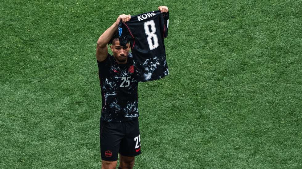 Nathan Saliba celebrou com a camisola do colega de equipa que saiu lesionado