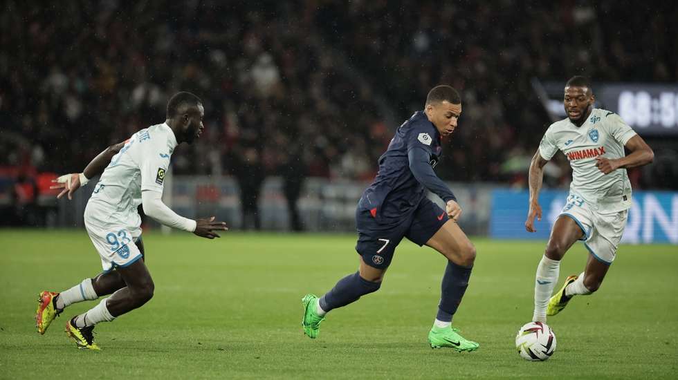 Mbappé não foi titular e só entrou ao intervalo