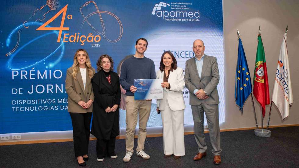 O júri do prémio de jornalismo da APORMED e o jornalista galardoado (no meio)