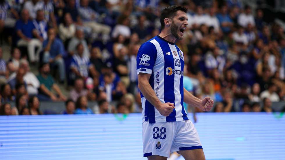 Fábio Magalhães e restantes jogadores do FC Porto fizeram a festa num Dragão Arena com um ambiente eletrizante que festejou o triunfo num clássico que foi até ao fim
