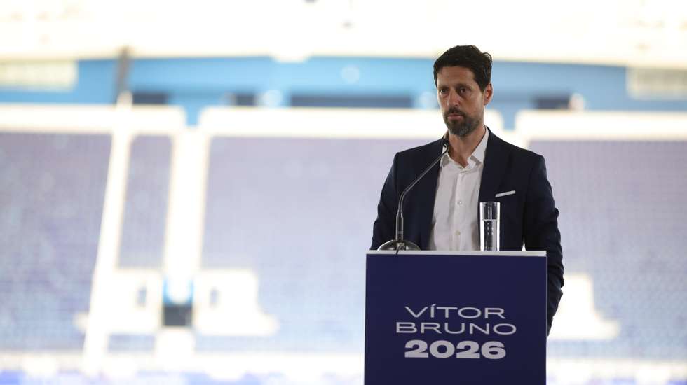 Vítor Bruno vai assumir o primeiro trabalho como técnico principal aos 41 anos, depois de mais de uma década e meia como adjunto do pai, Vítor Manuel, Augusto Inácio e Sérgio Conceição
