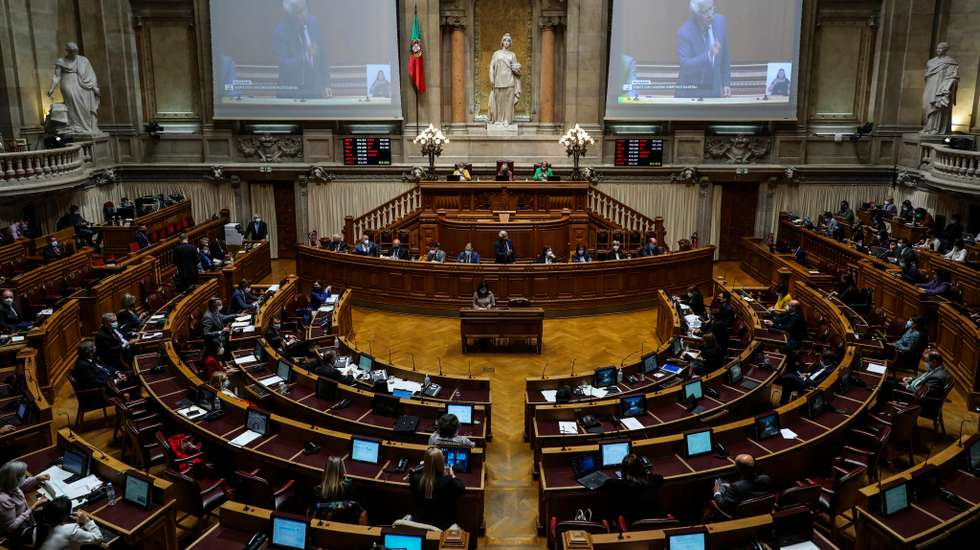 PSD e CDS-PP propuseram que a suspensão temporária não pode ocorrer por período inferior a 30 dias, nem por mais de uma vez em cada sessão legislativa