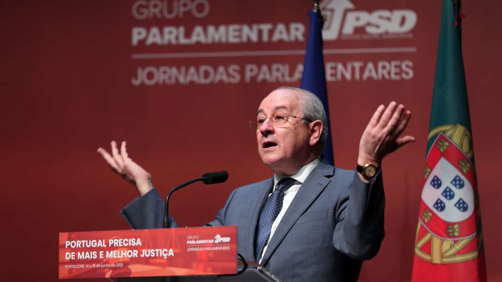 Rio criticou os elementos do PSD que estão a "remar contra" para conseguirem de "qualquer maneira" prejudicar o partido