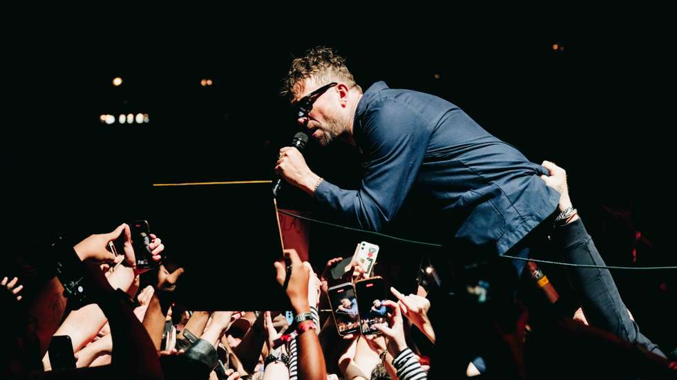 Damon Albarn, perfeito na sua imperfeição, estrela pop total, mesmo que totalmente humana