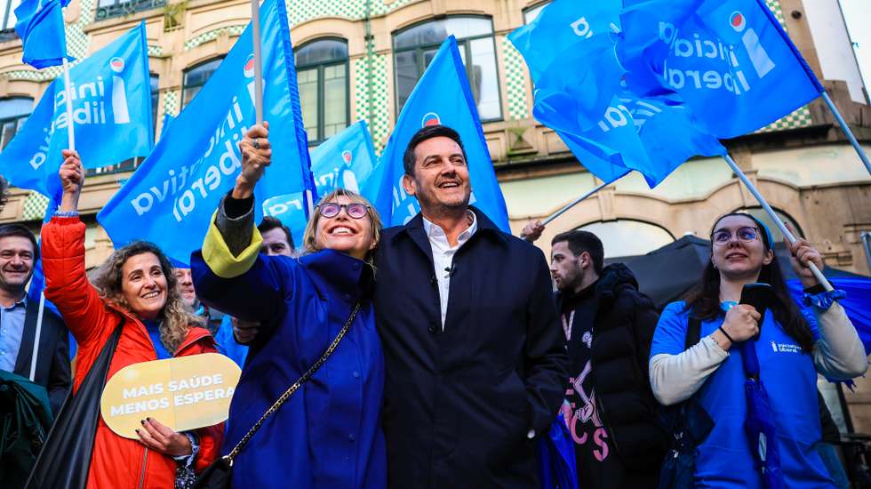 Perante a vitória da Aliança Democrática (AD), mas sem uma maioria, Rui Rocha "piscou o olho" à coligação, chegando mesmo a pedir uma maioria clara para a IL e AD, e disse estar disponível para uma solução governativa.