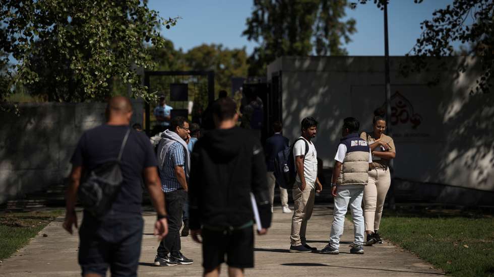 Acrescenta que é preciso garantir "condições condignas para todas as pessoas imigrantes e população" e apela à sociedade civil e às autoridades competentes para que assumam uma posição pública "contra medidas que atentam contra os direitos e a dignidade das pessoas imigrantes".