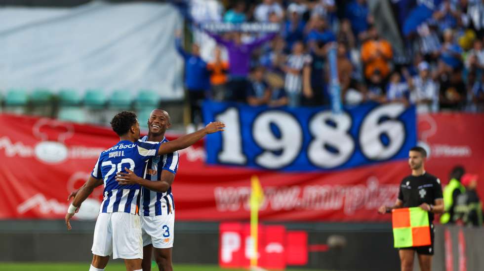 Tiago Djaló coroou a estreia de dragão ao peito com um golo