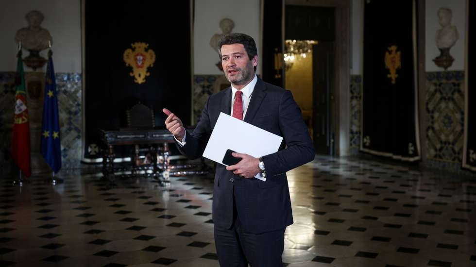 O Chega votou isoladamente contra a alínea C das conclusões do parecer, em que se recomenda que o parlamento proceda à revisão do Código de Conduta dos deputados