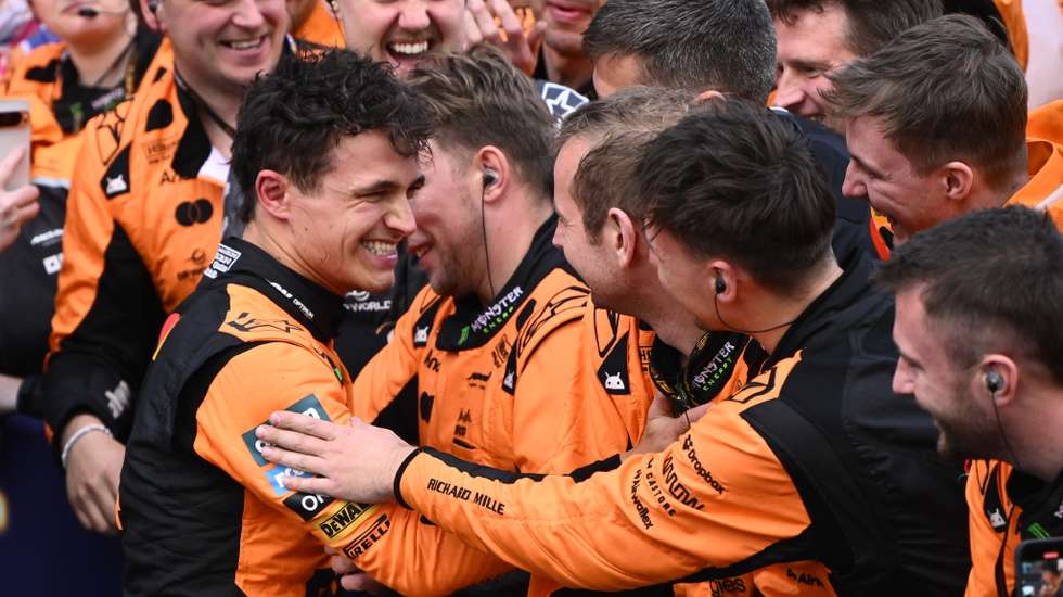 Lando Norris teve dificuldades em chegar à frente mas beneficiou de um pião de Verstappen e de uma penalização de Piastri para ganhar pela primeira vez em Silverstone