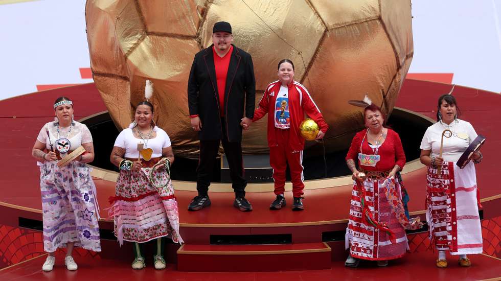 O espetáculo contou com uma atuação do grupo Huu-ay-aht First Nations