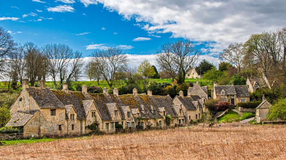 A aldeia de Bibury: casas do século XVII cercadas por colinas verdes