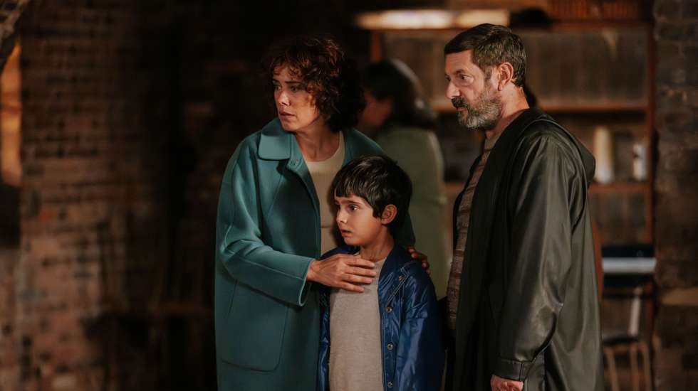 Patricia López Arnaiz, Alex Peláez e Manolo Solo em “Aquí”, de Tiago Guedes