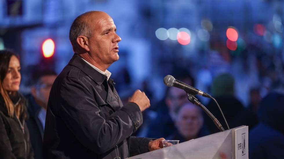 O secretário-geral do PCP, Paulo Raimundo intervém numa ação de campanha da CDU na baixa de Lisboa, no âmbito da campanha para as eleições legislativas de 10 de março, Lisboa, 7 de março de 2024. Mais de 10,8 milhões de portugueses são chamados a votar no domingo para eleger 230 deputados à Assembleia da República. A estas eleições concorrem 18 forças políticas (15 partidos e três coligações). MIGUEL A. LOPES/LUSA