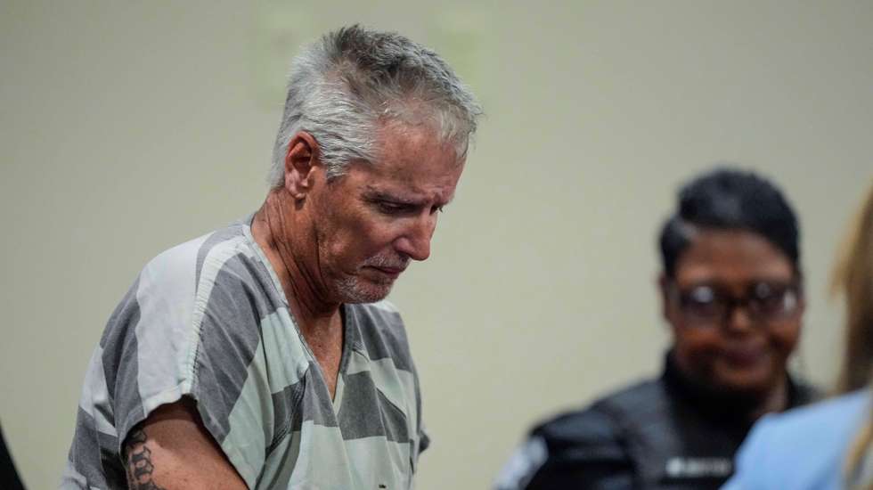Os familiares da vítimas choraram enquanto ouviam a leitura da condenação, mas ainda terão de esperar para saber quantos anos passará Colin na prisão, conta a agência. A leitura da sentença será feita mais tarde. Gray enfrenta uma pena máxima de 30 anos e mínima de 10