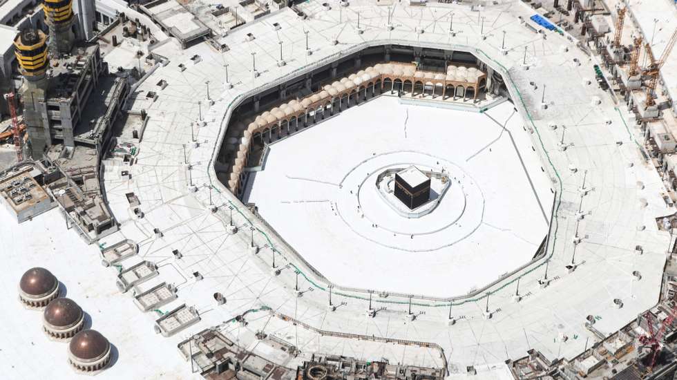 A mesquita Masjid al-Haram, Meca, em abril de 2020, após a Umrah ter sido cancelada com o início da pandemia