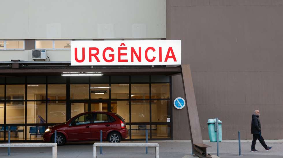 A população deve contactar a Linha SNS 24 (808 24 24 24) ou procurar as unidades de cuidados de saúde primários, para garantir o encaminhamento adequado à gravidade da situação