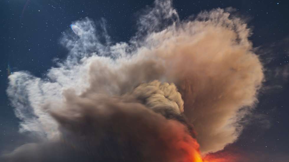 Vulcão Etna, em Itália, que entrou novamente em erupção na noite desta quinta-feira, lançando uma nuvem de fumo, cinzas e lava que atingiu os oito quilómetros