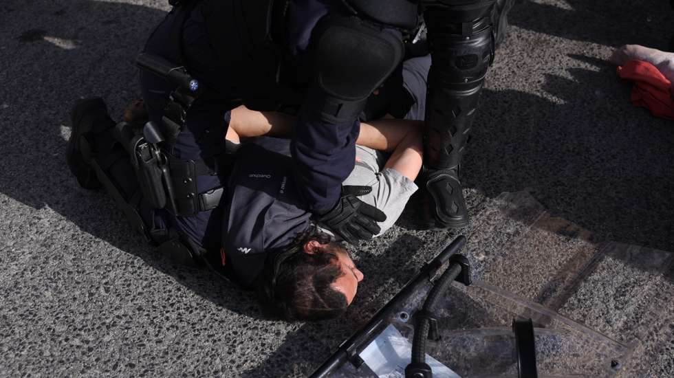 Manifestantes atiraram garrafas de vidro contra as autoridades, que detiveram 6 pessoas