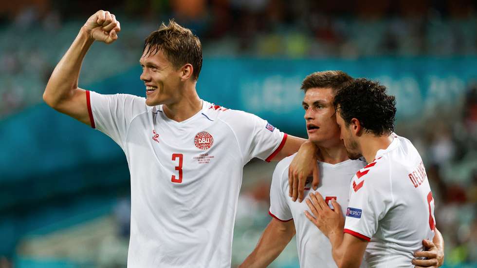 Vestergaard e Delaney festejam com Maehle, que fez uma assistência fantástica para o segundo golo dinamarquês