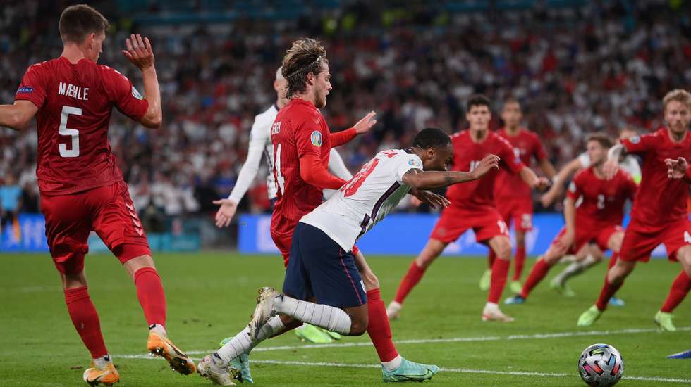 O árbitro do Inglaterra-Dinamarca marcou penálti após contacto de Maehle em Sterling