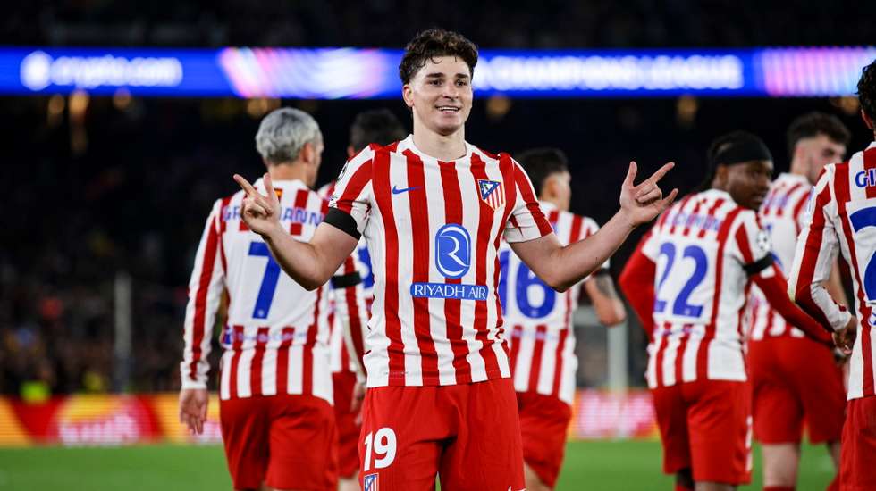 Julián Álvarez marcou o primeiro golo do jogo, de livre direto