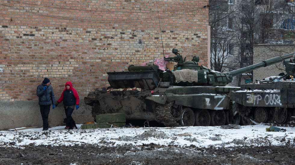 Civis à espera de serem retirados da cidade de Donetsk