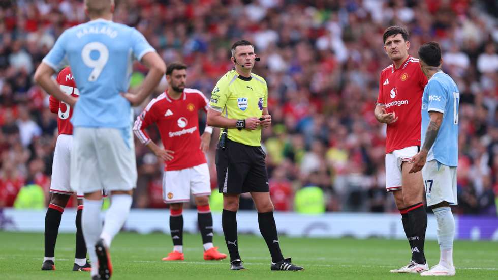 O árbitro Michael Oliver não foi chamado ao ecrã do VAR para rever o lance do golo de Haaland